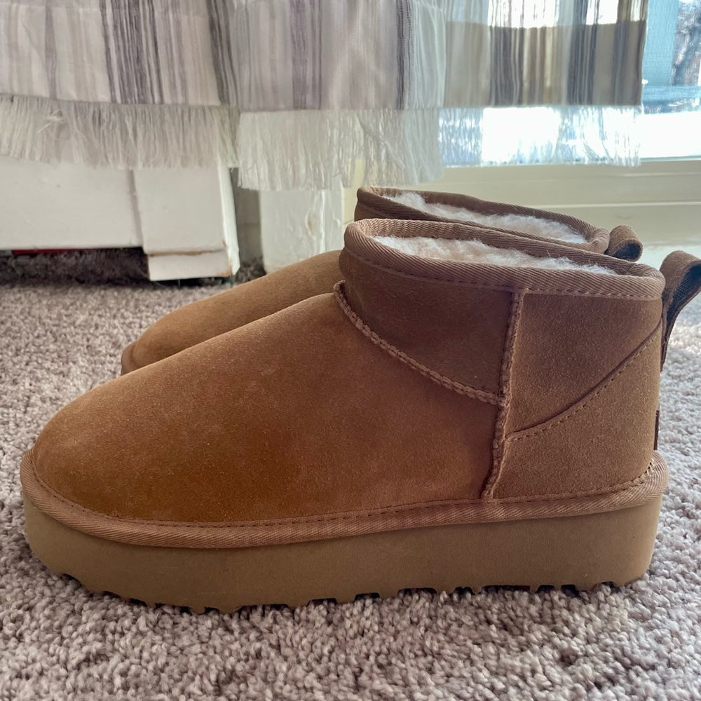 UGGS- Ultra Mini